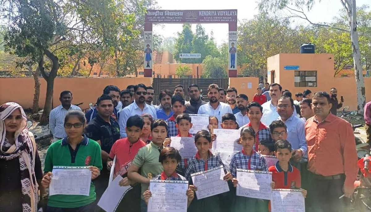 केंद्रीय विद्यालय की तरफ से आश्वासन मिलने पर अभिभावकों का टला आंदोलन केंद्रीय विद्यालय की तरफ से आश्वासन मिलने पर अभिभावकों का टला आंदोलन